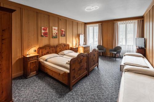 波斯基亚沃Altavilla, Rooms & Breakfast的一间卧室配有两张床和电视。