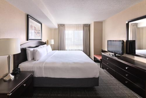 渥太华商旅套房酒店的配有一张床和一台平面电视的酒店客房