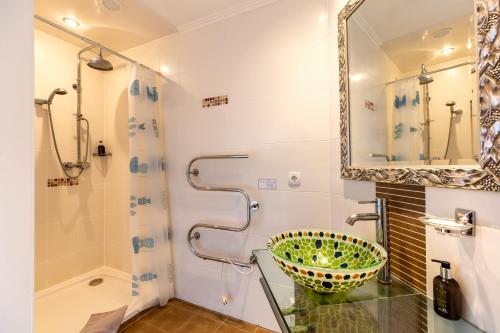佩尔沃姆Hotel MeerLand Pellworm的一间带玻璃台面和淋浴的浴室