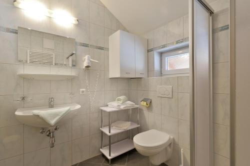 迈尔霍芬海伦娜小木屋酒店的白色的浴室设有水槽和卫生间。