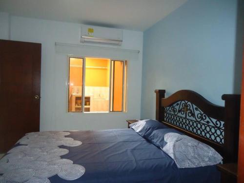 内瓦Apartamento amoblado Neiva¡! capacidad 2 personas的一间卧室配有一张蓝色的床和窗户