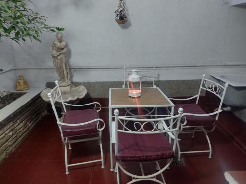 戈多伊克鲁斯CASA OLGUITA的一张带两把椅子的小桌子和一张蜡烛