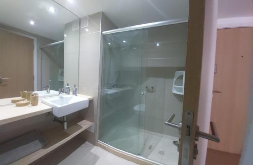 蒙得维的亚Edificio Go Pocitos的一间带玻璃淋浴和水槽的浴室