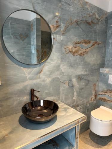 法沃内蒙特马雷酒店的一间带水槽和镜子的浴室