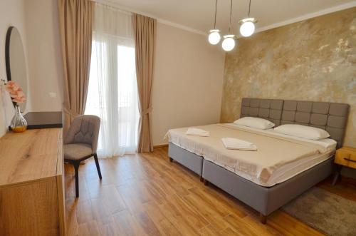 科托尔Boka Devine Residence的一间卧室配有一张床和一把椅子
