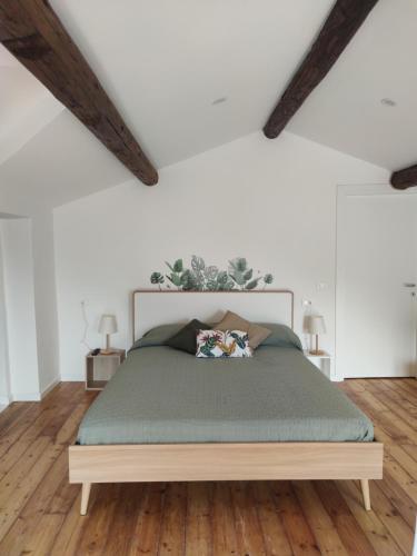 卡尼洛瑞维拉Casa Ilanga的白色墙壁和木地板的客房内的一张床位