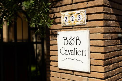 圣费利切-奇尔切奥B&B Cavalieri的一块砖墙上的标志,上面写着大峡谷
