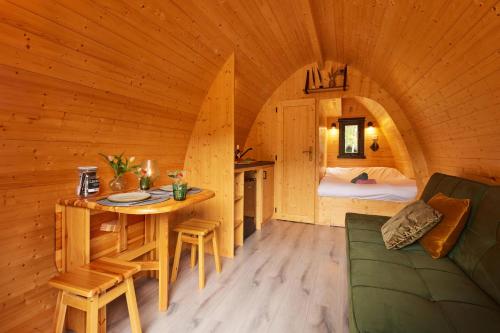 奥斯特韦克Kampinastaete, hippe cottages midden in natuurgebied de Kampina Oisterwijk的小屋内带桌子和床的房间