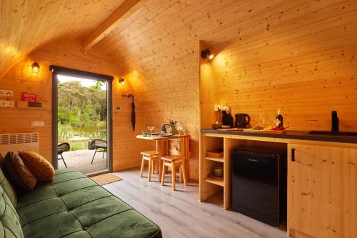 奥斯特韦克Kampinastaete, hippe cottages midden in natuurgebied de Kampina Oisterwijk的小木屋设有厨房和客厅。
