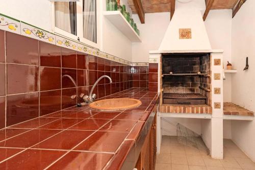埃尔波特Villa Can Guaita II的厨房配有带水槽和烤箱的台面