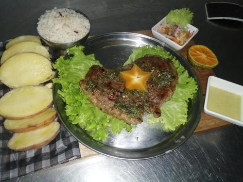 莱蒂西亚Hotel Gavas Amazonas的一块食物,有肉,蔬菜和米