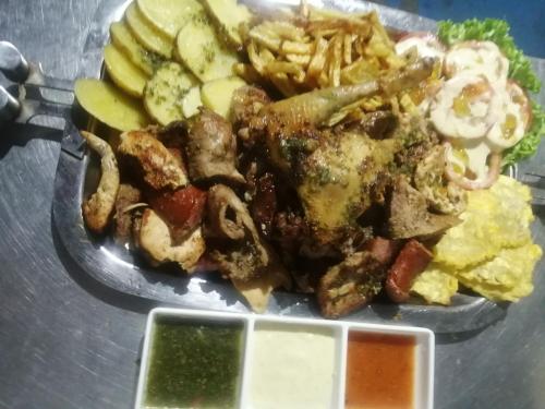 莱蒂西亚Hotel Gavas Amazonas的一块食物,有肉片,薯条和蔬菜