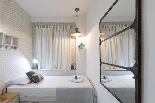 圣塞瓦斯蒂安Astoria - baskeyrentals的一间卧室配有两张床和镜子