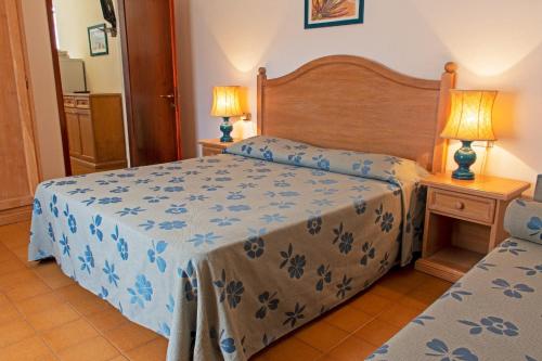 普罗基奥普罗基奥伊尔巴玛公寓式酒店的一间卧室配有两张床和两盏灯。