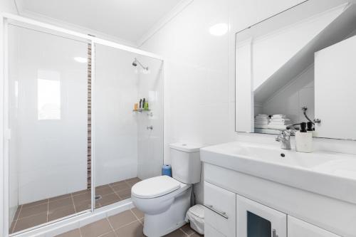 贝尔蒙特Waterview gem的白色的浴室设有卫生间和水槽。