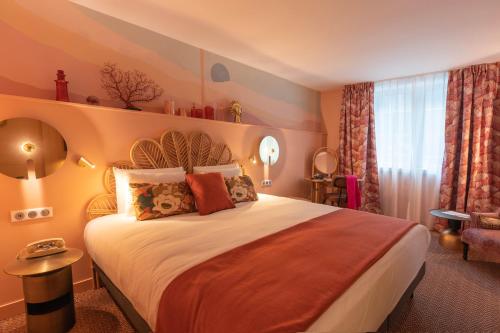 波尔多波尔多市中心美居别墅酒店的一间卧室,卧室内配有一张大床