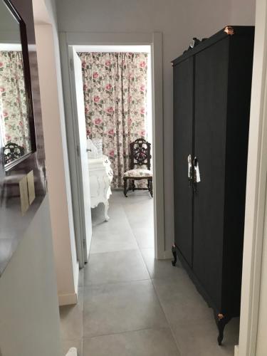 奥利维拉Campagne luxueuse de Sitges的走廊上设有黑色橱柜和椅子