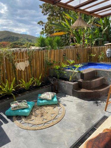 西波山Loft Mandalua的后院设有游泳池和木栅栏