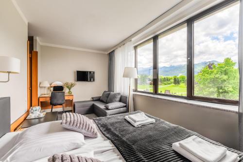 扎科帕内太阳神酒店的一间卧室设有一张床和一个大窗户