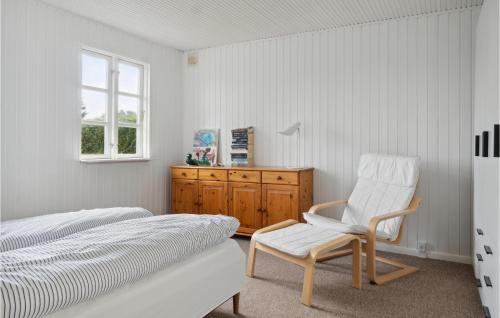霍尔拜克2 Bedroom Amazing Home In Holbk的卧室配有床、椅子和窗户。
