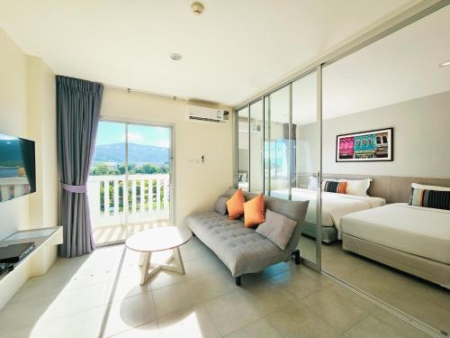 普吉镇普吉岛苏伦套房酒店的酒店客房设有一张沙发和一张床