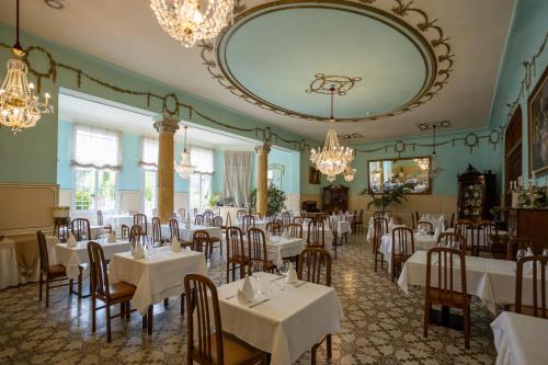 坎普罗东坎普罗东酒店的一间带桌椅和大镜子的用餐室