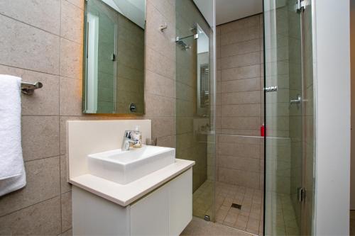 巴利托Oceans Edge 5, Zimbali Estate的一间带水槽和淋浴的浴室