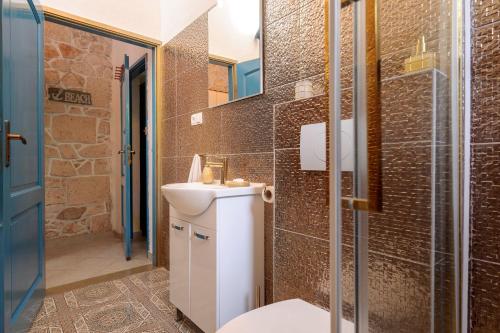 赫瓦尔多莫斯马里尼公寓的浴室配有卫生间、盥洗盆和淋浴。