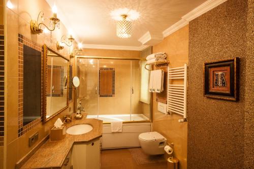 伊斯坦布尔İstanbul Bosphorus Hotel Symbola的浴室配有盥洗盆、卫生间和浴缸。