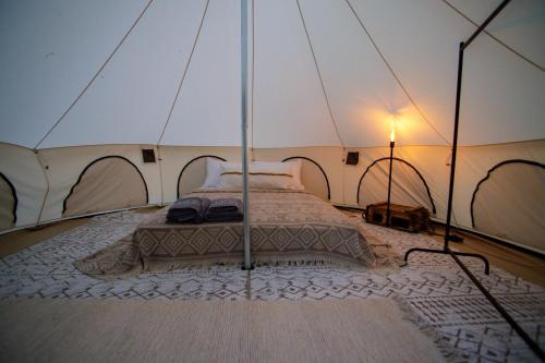 艾瓦勒克ELIES TINY GLAMPING的帐篷内一间卧室,配有一张床