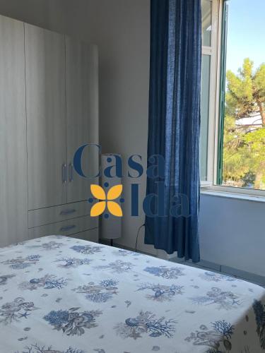 维耶特里Amalfi Coast Casa Ida的一间卧室设有一张床和一个窗口