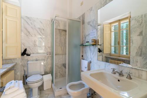 佩鲁贾Il Castellaro Country House的一间带水槽、卫生间和淋浴的浴室