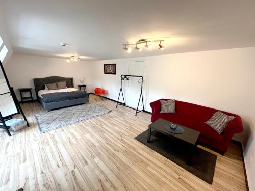 里加Jacob’s Barracks apartment in Old Town的客厅配有红色的沙发和床。