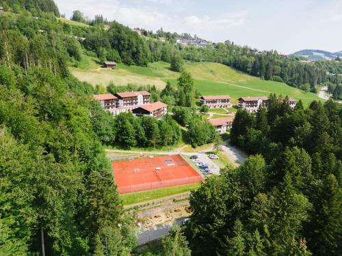 上施陶芬MONDI Resort und Chalet Oberstaufen的享有大楼空中景致,设有网球场