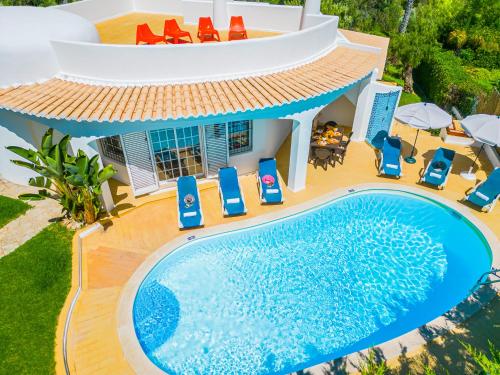 阿玛考德佩拉Villa Menorca by Algarve Vacation的享有带游泳池的别墅的空中景致
