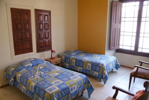 阿雷基帕阿雷基帕旅馆的带两张床和两个窗户的房间