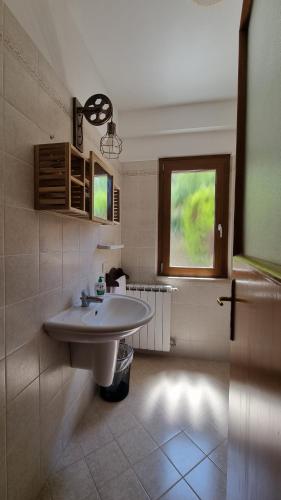 切尔韦泰里La Casa di Trilly的一间带白色水槽和窗户的浴室