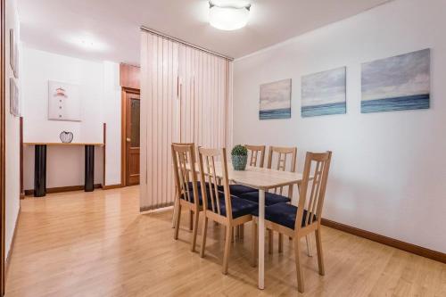 马德里AVE Apartamento Madrid Centro Atocha的一间带桌椅的用餐室