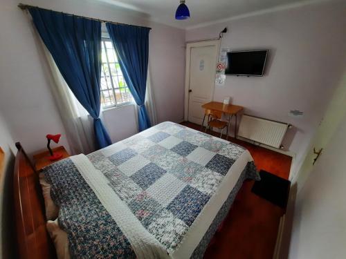 圣地亚哥RESIDENCIAL METRO REPUBLICA的一间卧室配有床,床上装有被子