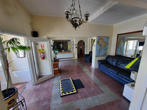 圣地亚哥RESIDENCIAL METRO REPUBLICA的带沙发和地毯的客厅