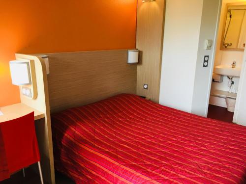 阿让阿让普瑞米尔经典酒店的一间在房间内配有红色床的卧室