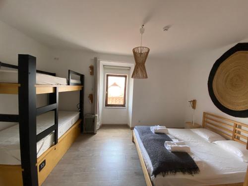 阿尔热祖尔Amazigh Hostel & Suites的一间卧室设有两张双层床和一扇窗户。
