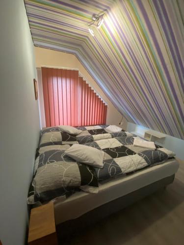 ÖsküAda Vendégház的一间卧室配有一张带彩虹天花板的床