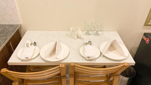 拉合尔C Suites的一张桌子上放有盘子和酒杯