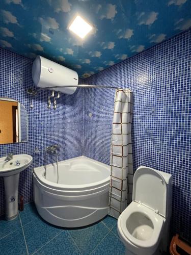 费尔干纳Major Hotel的蓝色瓷砖浴室设有卫生间和水槽