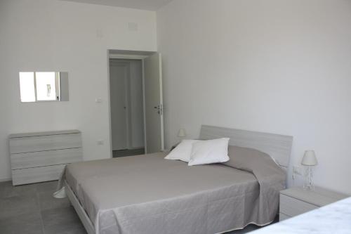 切列梅萨皮卡La Mia Villa的白色的卧室设有一张大床和一个窗户