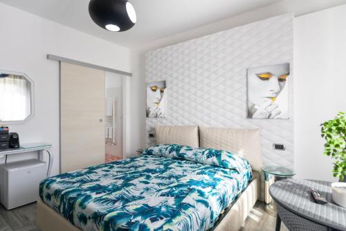 圣多米尼卡Residenza Saint Tropez的一间卧室配有一张带蓝色棉被的床