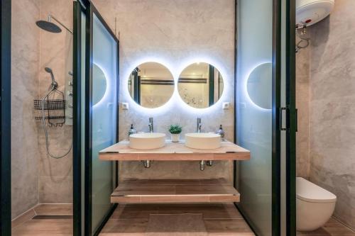 马德里MyHouseSpain - Acogedor piso cerca de Atocha I的浴室设有2个水槽和2面镜子