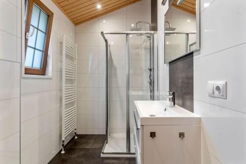 奥特罗De Blije Wereld的带淋浴和盥洗盆的白色浴室
