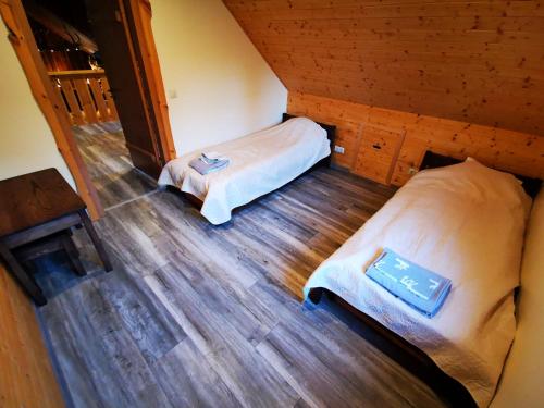 KäinaKäina Jahimaja的客房内的两张床享有高空美景